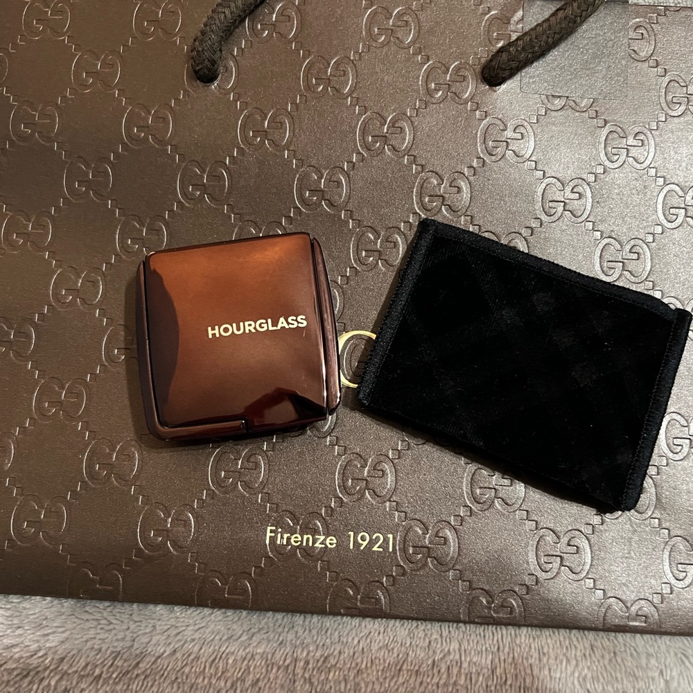 Hourglass Travel Size Ambient in Luminous Light
Lighting powder